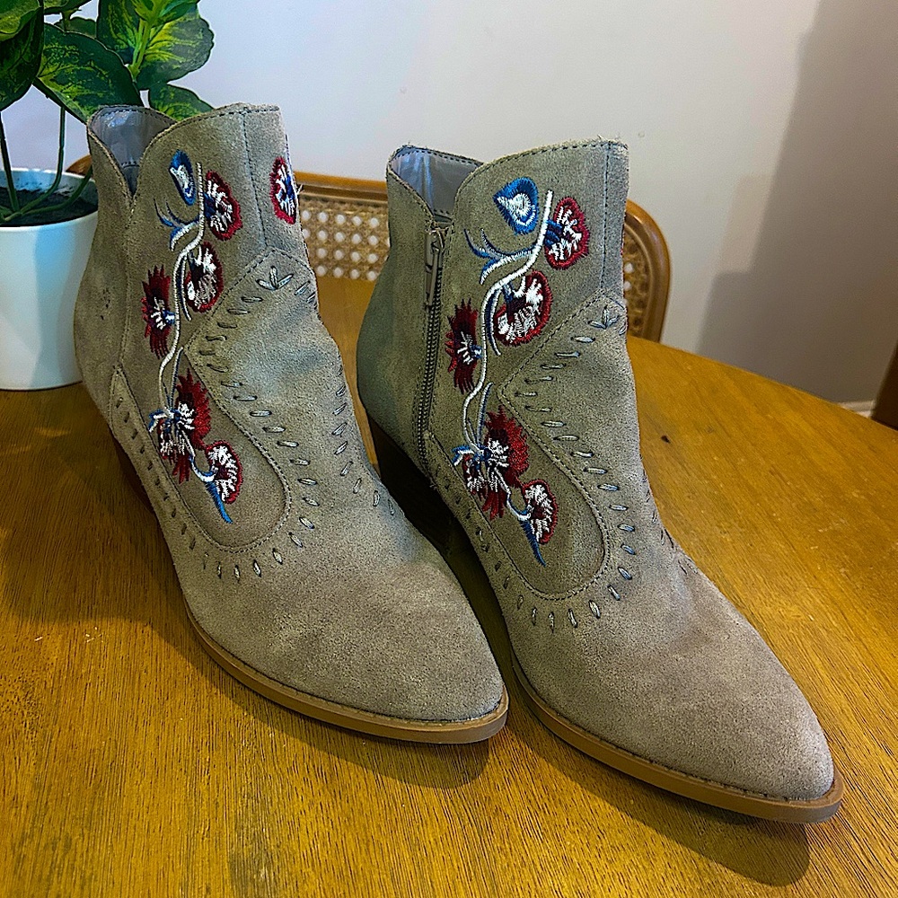 Carlos by Carlos Santana Embroidered Leather Vivien Bootie. Size 8
